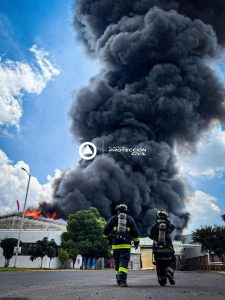 Incendio en fábrica de espumas y químicos en Parque Industrial La Cruz no deja lesionados