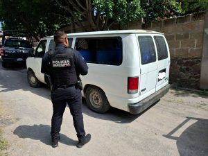 Aseguran más de mil litros de huachicol en una camioneta con placas del EDOMEX, en San Juan del Río