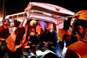 Detienen a ebrio conductor que chocó contra un camión en Av. De la Luz; su acompañante resultó lesionado