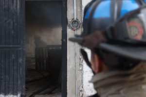 Sofocan fuerte incendio en vivienda deshabitada de la colonia Felipe Ángeles; afortunadamente no hubo lesionados