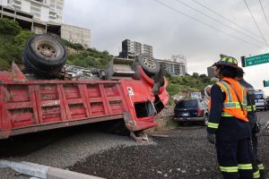 Conductor de camión de carga sale del camino y vuelca sobre la Carretera Estatal 200 a la altura de Hércules; afortunadamente resultó ileso