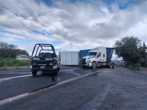 Choque entre camiones provoca cierre total en la Carretera Estatal 500, en Chichimequillas, en El Marqués