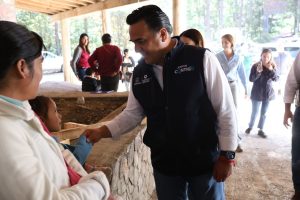 Supervisa Luis Nava la entrega de enseres a las familias afectadas por lluvias en Pinal de Amoles