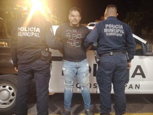 Detienen a conductor ebrio sin placas y con múltiples botellas de alcohol presuntamente robadas en tiendas de conveniencia de Tequisquiapan