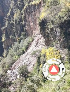 Derrumbe bloquea camino en «La Gotera» hacia Potrerillos, en Pinal de Amoles