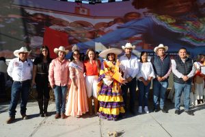 Coronan a «La Flor más Bella del campo» en Colón