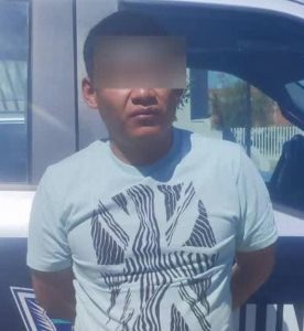 Detienen a sujeto por robarse 6 botellas de Torres 20 en una tienda de San Juan del Río