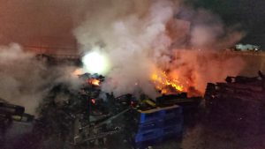 Controlan incendio en tienda de autoservicio sobre Av. El Jacal; solo hubo daños materiales