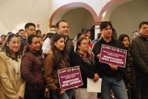 Entregan 160 becas a estudiantes de nivel superior en 31 comunidades de Colón