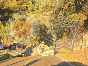 Reportan fuerte accidente entre una camioneta y un vehículo sobre la Carretera Federal 120 SJR–Xilitla, a la altura del paraje Puerta del Cielo