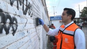 Con cuadrillas municipales, FeliFer impulsa la eliminación de grafiti en 45 colonias para mejorar la imagen urbana de Querétaro