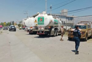 Aseguran múltiples pipas con hidrocarburo en predio de la carretera 200; FGR encabeza megaoperativo en El Marqués