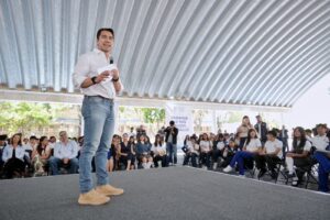 Entregan más de 21 mil lentes a estudiantes de primaria y secundaria en Querétaro para mejorar su rendimiento escolar