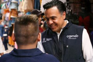 Recorre Luis Nava mercado Reforma y refuerza atención directa a comerciantes en San Juan del Río