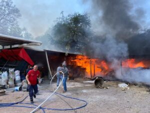 Falla eléctrica en molino de maiz provoca fuerte incendio de pacas y rastrojo en Arroyo Seco; afortunadamente fue controlado a tiempo