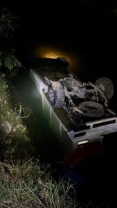 Fatal volcadura en Jalpan deja dos personas sin vida tras caer a la ribera del río, en inmediaciones de las oficinas de USEBEQ