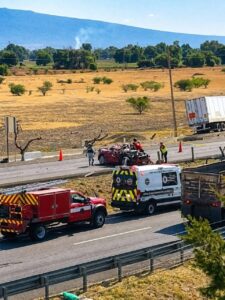 Presunto paro cardíaco de trailero provoca choque frontal en la Celaya–Querétaro; invade carril y deja dos muertos y dos lesionados
